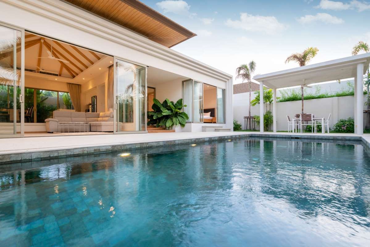 Energy-Efficient Pool Equipment: Why Consistency Matters More Than Speed — pool service business insights