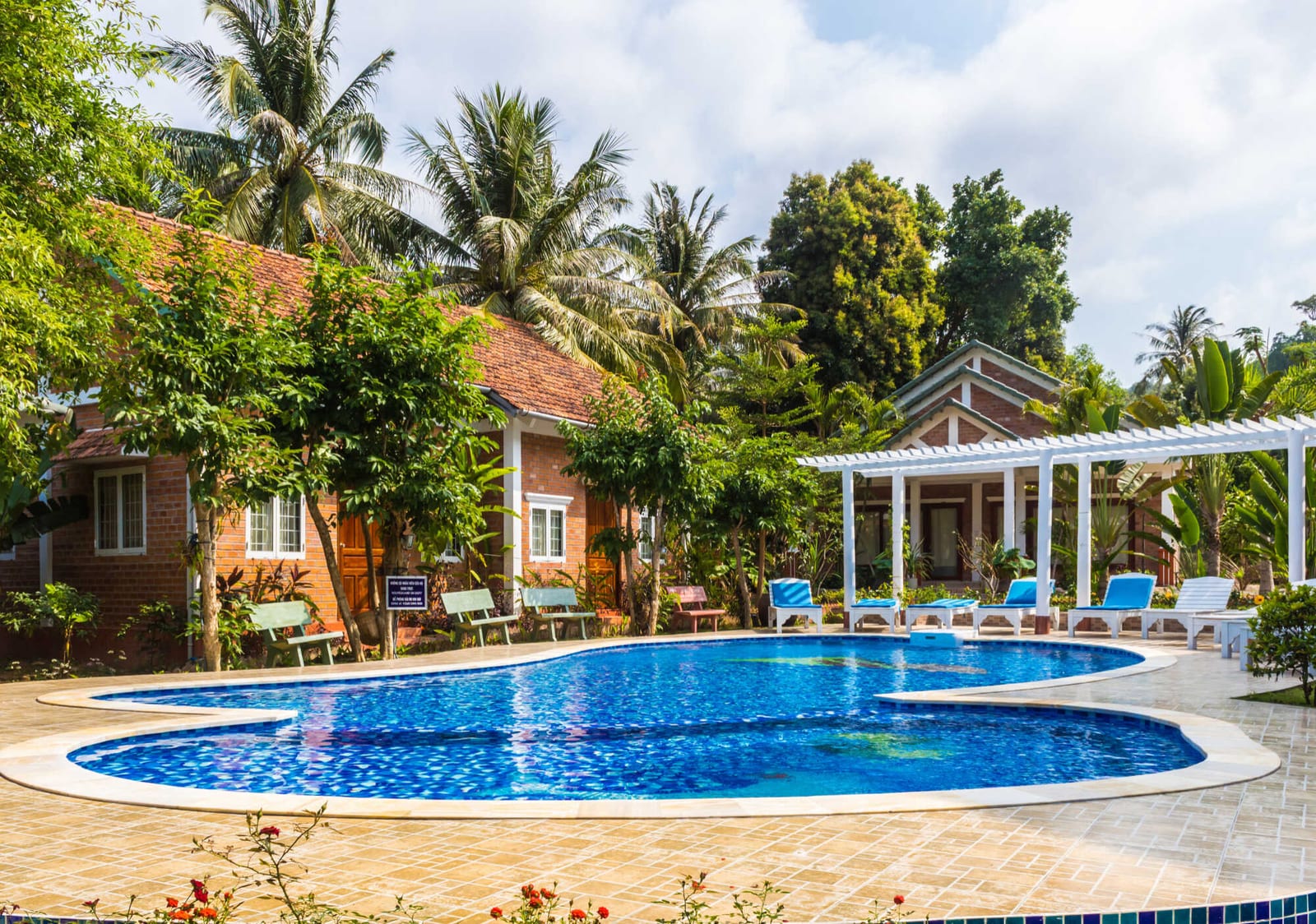 Why Sarasota Residents Prefer Professional Pool Service — pool service business insights